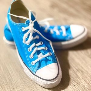 NWOT Bright Blue Converse M6 W8